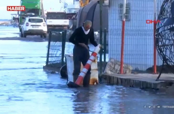 После очередного землетрясения в Искендеруне вновь повысился уровень моря